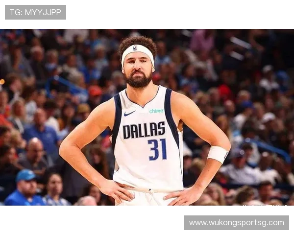 克莱·汤普森三分高效输出拉开防守空间助勇士提升进攻节奏