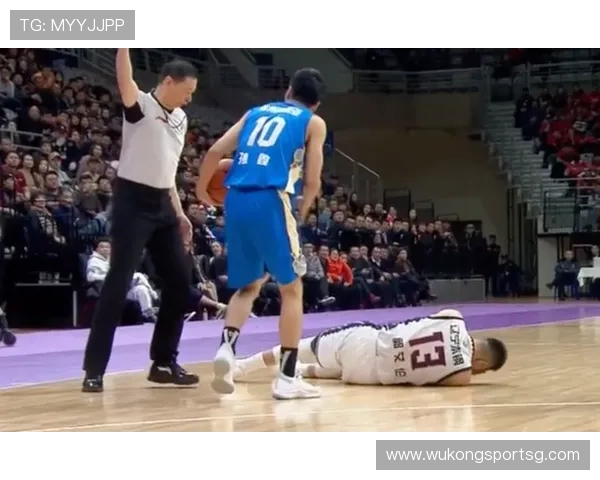 受伤倒地导致比赛中断，裁判如何准确判罚规则解析