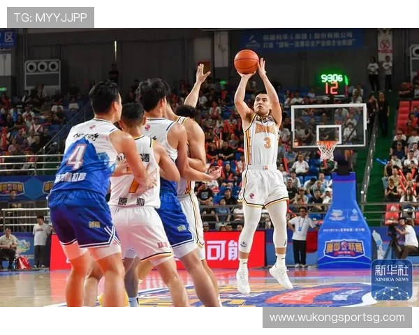 在篮球比赛中，球员做出连续动作时，如何判定持球是否违例？